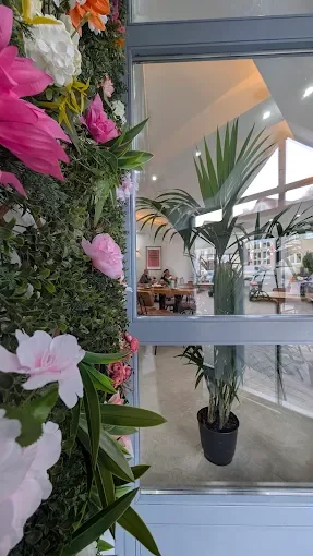 Blumendekoration und Blick in das Restaurant